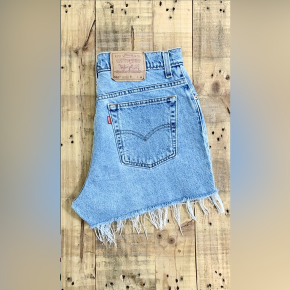 Sale 🚩 VINTAGE LEVI HIGH WAISTED CUT OFF SHORTS ❤️ SIZE 26 VINTAGE LEVI SHORTS - Picture 2 of 8